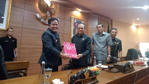 Bupati Bangli, Sang Nyoman Sedana Arta, menyerahkan laporan hasil pertanggungjawaban (LKPJ) Kepala Daerah Tahun Anggaran 2024 kepada Ketua DPRD Bangli, I Ketut Suastika, Senin (10/3/2025. (Dok. Pemkab Bangli)