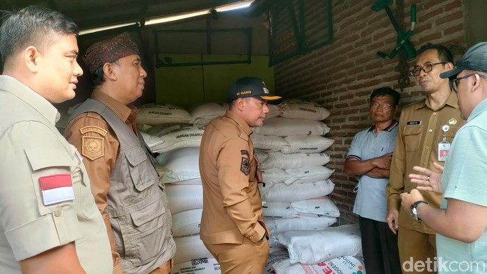 Bupati Probolinggo bersama Panja Pupuk DPRD Probolinggo sidak kios pupuk.