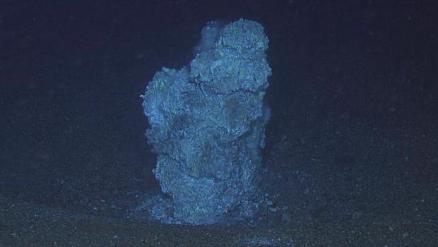 Cerobong asap muncul di gunung berapi aktif bawah laut Omurodashi. Gambar diambil April 2016.