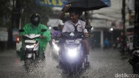 Jalan Setiabudi Pamulang terpantau tergenang siang ini. 