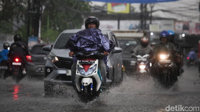 Hujan deras mengguyur kawasan Pamulang, Tangerang Selatan, Banten, Senin (10/3/2025) siang. Cuaca ekstrem masih melanda wilayah Jabodetabek.