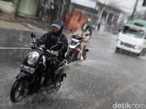 Daftar Daerah di Jabar yang Berpotensi Hujan Lebat dan Angin Kencang Pekan Ini!