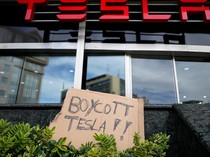 Senjata Makan Tuan! Penyerang SPKLU Tesla Malah Terbakar Sendiri