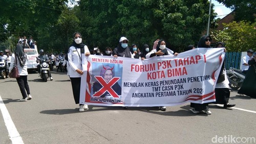 Demonstrasi CASN dan PPPK menolak penundaan pengangkatan di kantor DPRD Kota Bima, NTB, Senin (10/3/2025). (Foto: Rafiin/detikBali)
