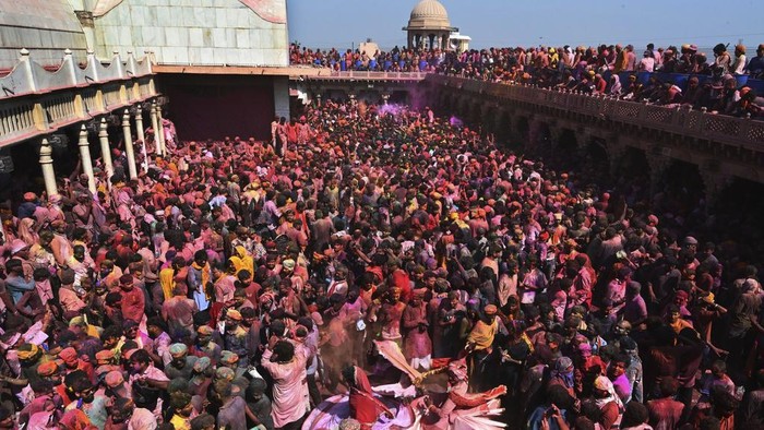 Desa di India Mulai Gelar Festival Holi Villagers from Barsana and Nandgaon smeared with colors sing and dance as they participate Lathmar Holi at Nandagram temple in Nandgoan village, 115 kilometers (70 miles) south of New Delhi, India, Sunday March 9, 2025. (AP Photo)