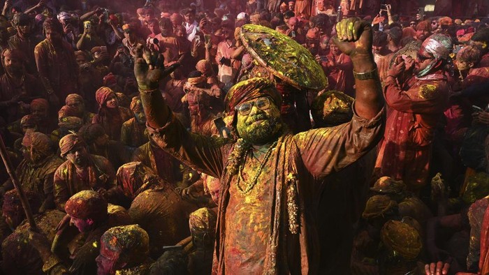 Desa di India Mulai Gelar Festival Holi Villagers from Barsana and Nandgaon smeared with colors sing and dance as they participate Lathmar Holi at Nandagram temple in Nandgoan village, 115 kilometers (70 miles) south of New Delhi, India, Sunday March 9, 2025. (AP Photo)