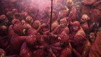 Tahun ini Festival Holi digelar pada 14 Maret 2025, namun sudah ada desa-desa yang memulai lebih awal perayaan Holi.