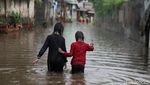 Diguyur Hujan Deras, Jalanan di Pamulang Tangsel Banjir