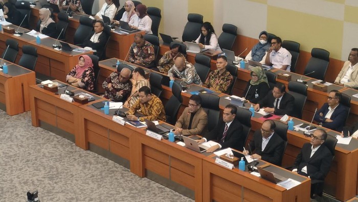 Direktur Utama (Dirut) Perum LKBN Antara Akhmad Munir mengusulkan penyebaran konten berita produksi asing yang memengaruhi stabilitas politik, ekonomi hingga sosial Indonesia diatur revisi Undang-Undang Penyiaran.