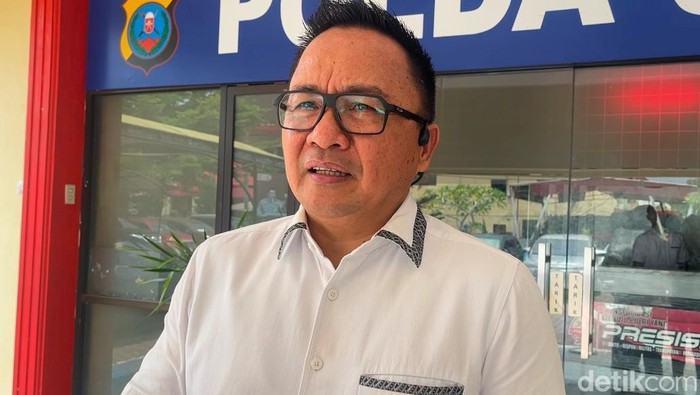 Dirresnarkoba Polda Sumut Kombes Yemi Mandagi saat diwawancarai di Polda Sumut. (Finta Rahyuni/detikSumut)