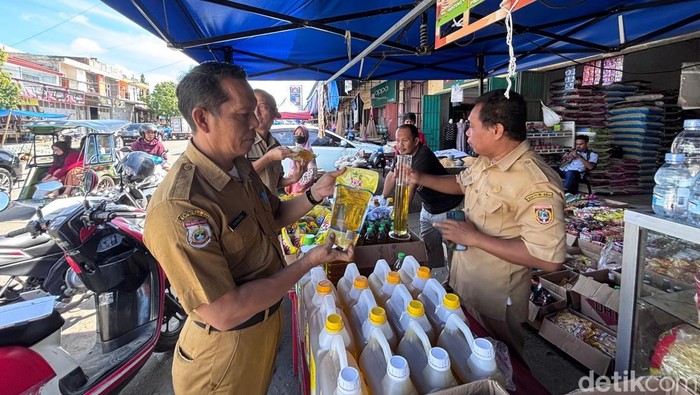 Disperindagkop Polman melakukan inspeksi terhadap penjualan Minyakita di pasar.