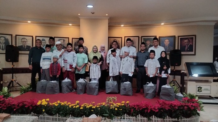 DPRD Kota Surabaya Salurkan Santunan & Buka Bersama 99 Anak Yatim Piatu