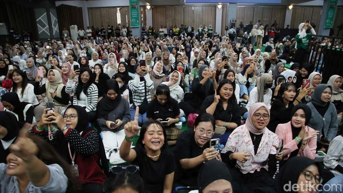 Sejumlah mahasiswa mahasiswi mengikuti acar Ngaburbugigs di kawasan Balairung Universitas Indonesia, Depok, Jawa Barat, Senin (10/3/2025). Dalam acara itu diberikan edukasi tentang membuat makanan berbuka puasa atau takjil anti maag oleh Chef Fajar dan dimeriahkan oleh penampilan band Juicy Luicy.
