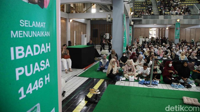 Sejumlah mahasiswa mahasiswi mengikuti acar Ngaburbugigs di kawasan Balairung Universitas Indonesia, Depok, Jawa Barat, Senin (10/3/2025). Dalam acara itu diberikan edukasi tentang membuat makanan berbuka puasa atau takjil anti maag oleh Chef Fajar dan dimeriahkan oleh penampilan band Juicy Luicy.