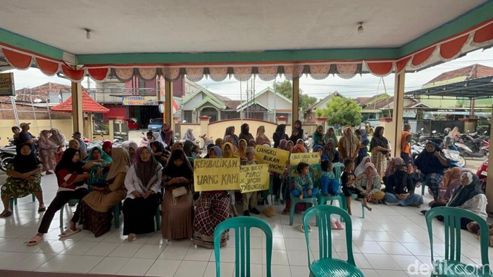 Emak-emak demo di Mojokerto