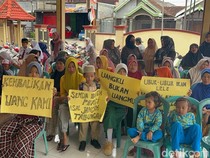 Tabungan Lebaran Lenyap, Puluhan Emak-emak Demo Kantor Desa di Mojokerto