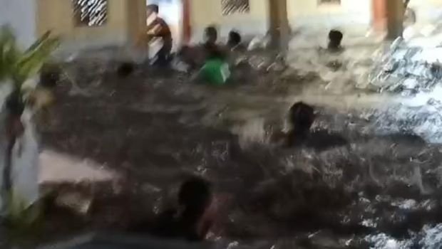 Empat desa di Probolinggo dilanda banjir imbas luapan sungai usai hujan deras sejak sebelum Magrib.