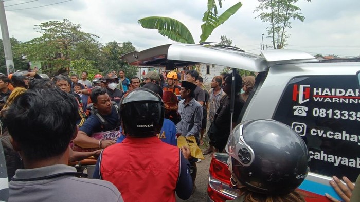 Evakuasi siswa SD di Sidoarjo yang tenggelam di Sungai Pucang