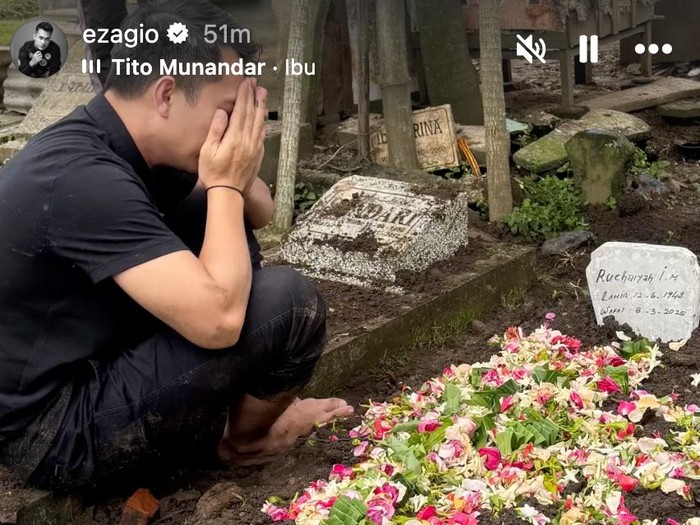 Ibunda Eza Gionino meninggal dunia.