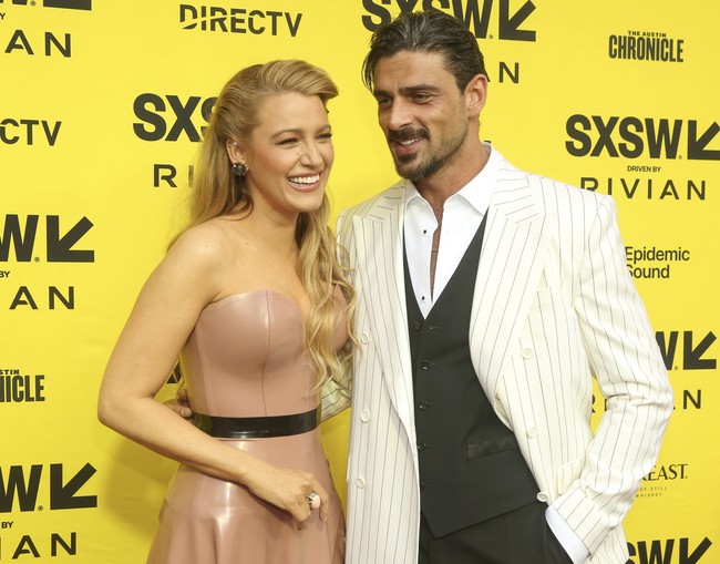 Sebagai sentuhan akhir, Blake menata rambutnya sebagian ke atas dengan gaya pin curls untuk tampilan yang lebih klasik lagi. (Foto: Jack Plunkett/Invision/AP)