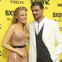 Sebagai sentuhan akhir, Blake menata rambutnya sebagian ke atas dengan gaya pin curls untuk tampilan yang lebih klasik lagi. (Foto: Jack Plunkett/Invision/AP)