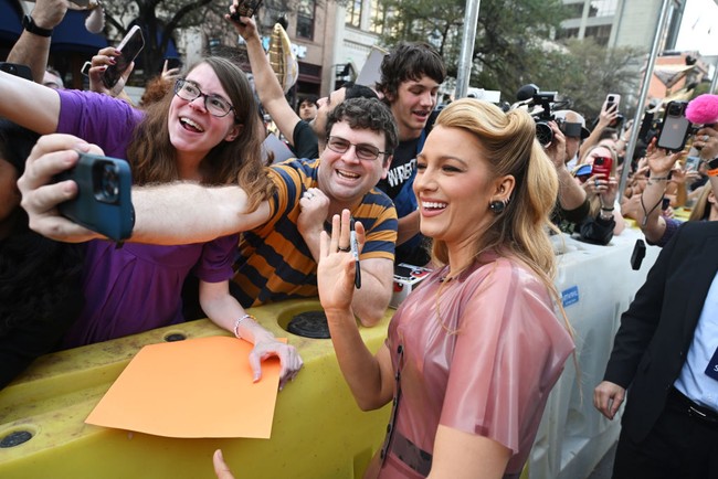 Ia sempat menghampiri para fans dan melayani permintaan mereka untuk foto bersama. Namun di tengah kerumunan, terdapat seorang pengunjuk rasa terlihat membawa papan bertuliskan “Justice for Justin Baldoni” serta mengenakan kaus dengan slogan “Blake Lied.”  (Foto: Michael Buckner/SXSW Conference & Festivals via Getty Images)