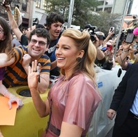 Ia sempat menghampiri para fans dan melayani permintaan mereka untuk foto bersama. Namun di tengah kerumunan, terdapat seorang pengunjuk rasa terlihat membawa papan bertuliskan “Justice for Justin Baldoni” serta mengenakan kaus dengan slogan “Blake Lied.”  (Foto: Michael Buckner/SXSW Conference & Festivals via Getty Images)