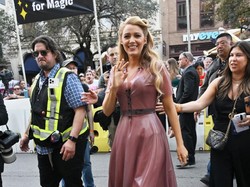 Foto: Blake Lively Berpose di Karpet Merah, Diprotes Pendukung Justin Baldoni
