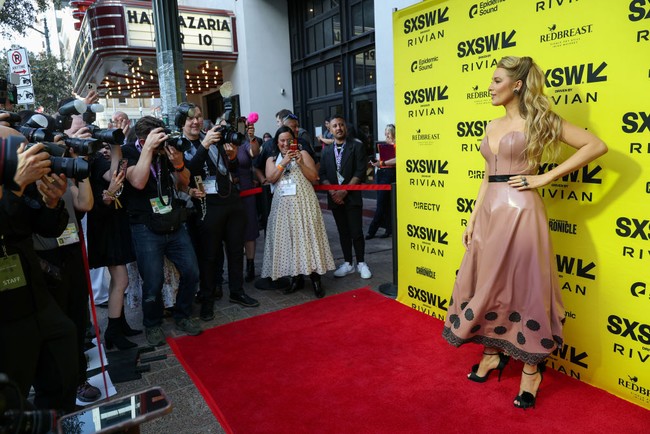 Luarannya membungkus gaun strapless yang hadir dalam warna merah muda pucat, seperti nude, dengan bodice bergaya korset yang dikaitkan di depan. Gaun dikecilkan di pinggang dengan sabuk hitam yang melilit ketat di pinggang. (Foto: Michael Buckner/SXSW Conference & Festivals via Getty Images)