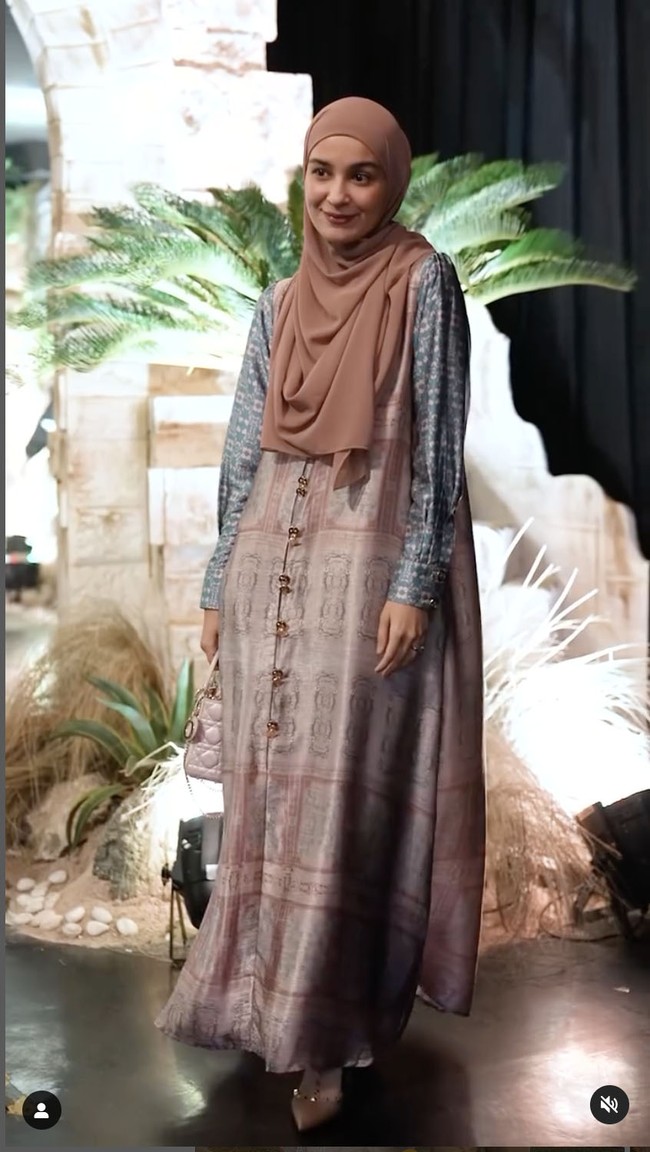 Begitupun Shireen Sungkar yang mengenakan dress cantik dari brandnya sendiri, SHI by Shireen Sungkar. Foto: Dok. Instagram Zaskia Sungkar, Shireen Sungkar, Titi Kamal, Tya Ariestya