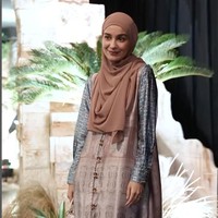 Begitupun Shireen Sungkar yang mengenakan dress cantik dari brandnya sendiri, SHI by Shireen Sungkar. Foto: Dok. Instagram Zaskia Sungkar, Shireen Sungkar, Titi Kamal, Tya Ariestya