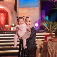 Zaskia Sungkar yang hadir bersama putri yang baru diadopsinya tampil dengan busana one set hitam dari brandnya Zaskia Sungkar Jakarta. Foto: Dok. Instagram Zaskia Sungkar, Shireen Sungkar, Titi Kamal, Tya Ariestya