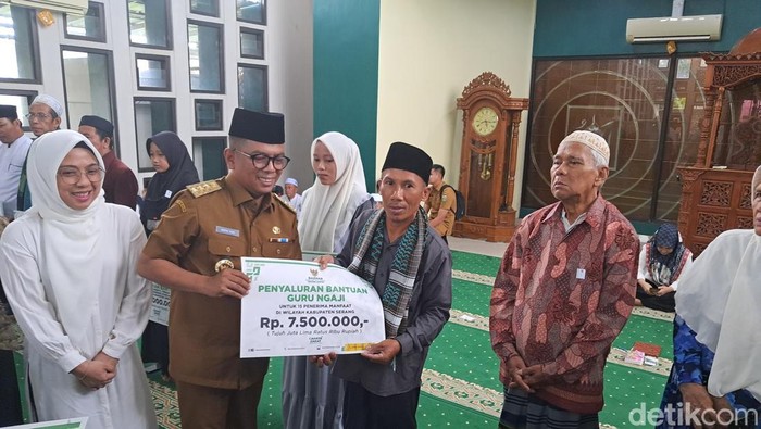Gubernur Banten Andra Soni menggelar Safari Ramadan di Masjid Baiturrahmah, Kecamatan Cikeusal, Kabupaten Serang. (Arief I/detikcom)