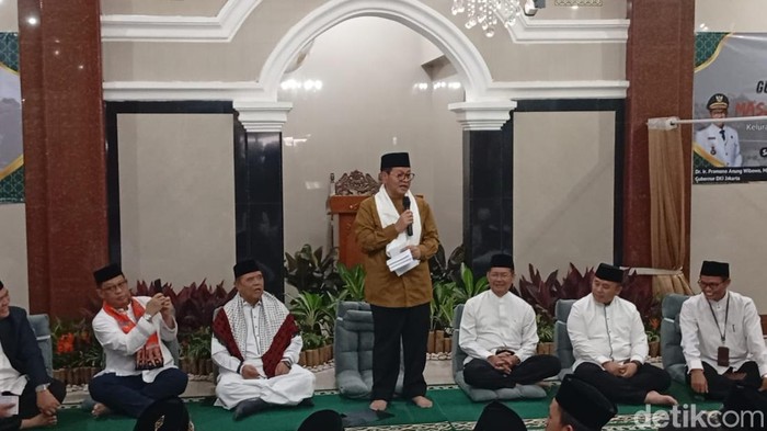 Gubernur DKI Jakarta Pramono Anung  dalam safari Ramadhan di Masjid At Taubah, Jakarta Timur (Brigitta Belia/detikcom)