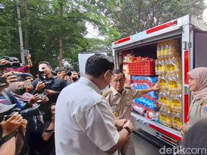 Pramono Cek Harga Pangan di Pasar Induk Kramat Jati Jelang Lebaran