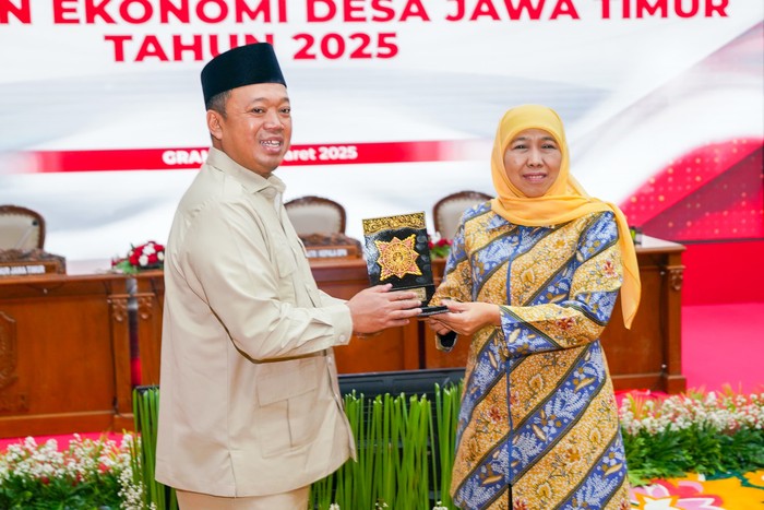 Gubernur Jatim Khofifah Indar Parawansa bersama Menteri ATR/BPN Nusron Wahid