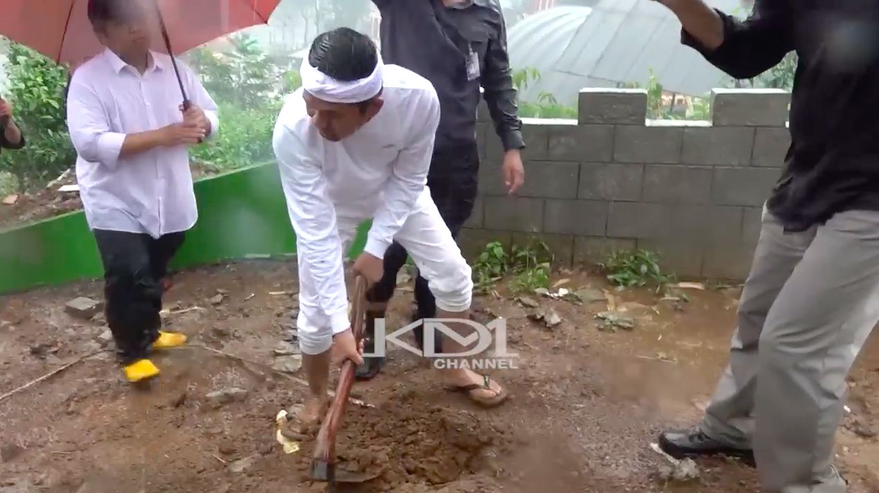 Gubernur Jawa Barat, Dedi Mulyadi saat kembali meninjau proses pembongkaran dan penanaman pohon pada Wisata Hibisc Fantasy di kawasan Puncak, Jawa Barat. (Instagram/@dedimulyadi71)