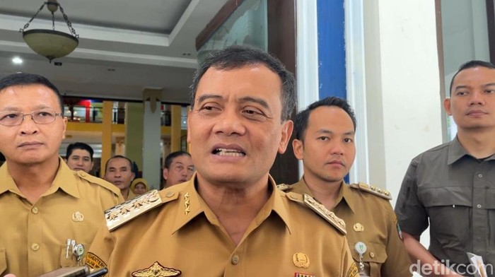Gubernur Jawa Tengah Ahmad Luthfi ditemui di kantor Cabang Dinas Wilayah 7 atau eks Bakorwil Solo, Senin (10/3/2025).