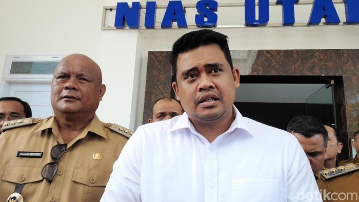 Gubsu Bobby Nasution saat di RSUD Tafaeri Kabupaten Nias Utara. (Nizar Aldi/detikSumut)