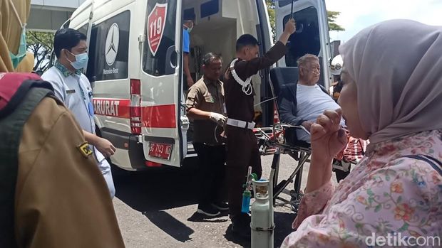 Haji Alim tersangka pemalsuan dokumen tanah tiba di Kejati Sumsel