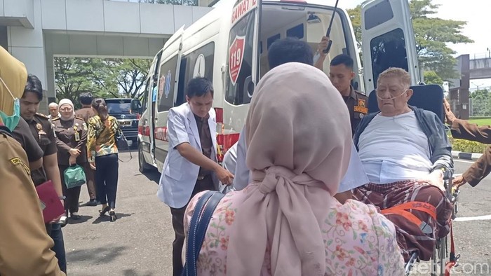 Haji Alim turun ambulan penuhi sebagai tersangka di Kejati Sumsel.
