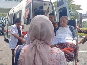 Penampakan Haji Alim Dijemput Paksa dari RS, Selang di Hidung-Diantar Ambulans