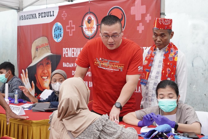 Kepala BAGUNA (Badan Penanggulangan Bencana) PDI Perjuangan Daerah Khusus Jakarta Hardiyanto Kenneth Berbincang-Bincang dengan Warga Peserta Acara Pengobatan Gratis.