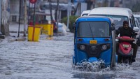 Banjir di jalanan di Baghdad, Irak tak menghalangi para pengendara untuk menerobos jalan tersebut.