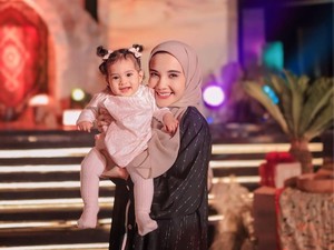 Zaskia Sungkar Jahit Sendiri Baju Lebaran untuk Humaira