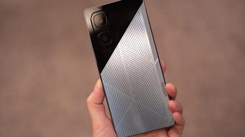 Infinix juga menampilkan konsep ponsel dengan panel surya berbasis sel perovskit, yang lebih efisien dibandingkan panel silikon tradisional. Dengan teknologi Maximum Power Point Tracking (MPPT), ponsel ini dapat mengisi daya hingga 2W di bawah sinar matahari—ideal untuk situasi darurat. Ditambah dengan casing pengisi daya surya, konsep ini menawarkan pendekatan berkelanjutan dalam teknologi seluler. Foto: The Verge