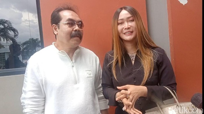 Inul Daratista dan Adam Suseno saat ditemui di kawasan Transmedia.