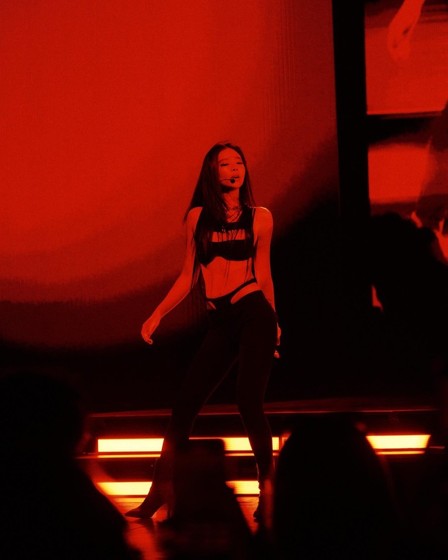 Dalam konser, Jennie bahkan melepas jaket dan bagian roknya yang memperlihatkan tubuh langsingnya. Gayanya tersebut menuai berbagai komentar netizen. “Ini adalah outfit terburuknya,” “Bajunya terlihat murah,” “Mengada wanita secantik ini mengenakan baju yang tidak cantik,” tulis yang kontra. Foto: Instagram @jennierubyjane