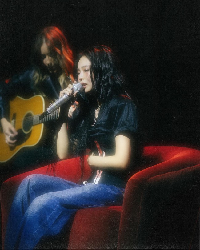 Tak hanya baju-baju mini, Jennie juga mengenakan outfit yang lebih aman seperti t-shirt dengan korset berpadu celana jeans berikut.Foto: Instagram @jennierubyjane