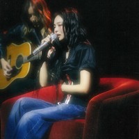 Tak hanya baju-baju mini, Jennie juga mengenakan outfit yang lebih aman seperti t-shirt dengan korset berpadu celana jeans berikut.Foto: Instagram @jennierubyjane